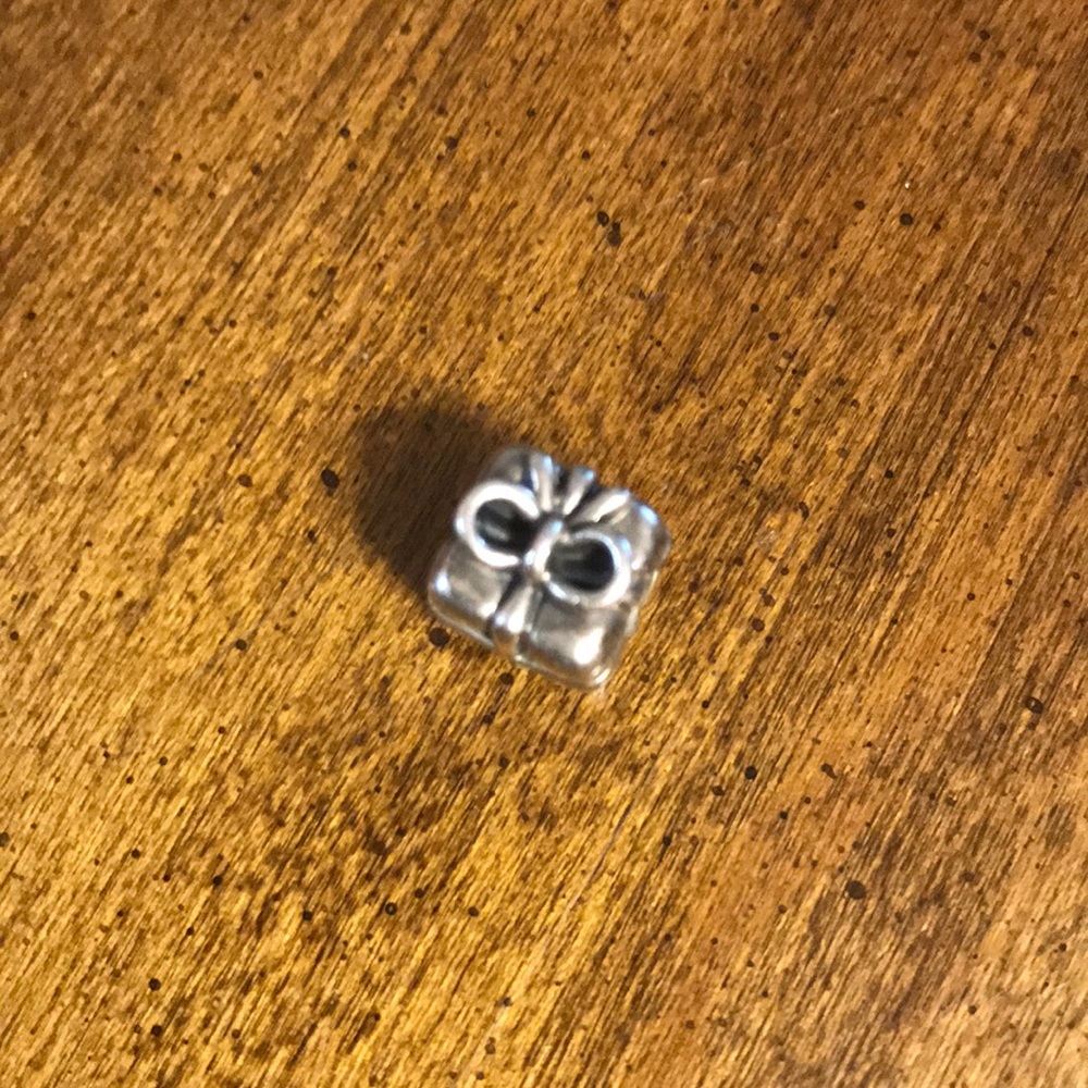 Present pandora charm